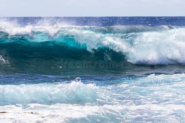 波浪破坏海上的采用美国夏威夷州;起泡沫采用前景.蓝色洋