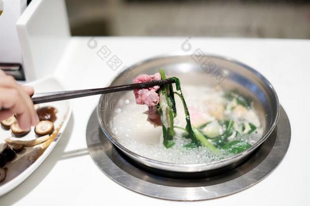 放置关于涮锅涮锅和寿喜烧食物焖罐菜肴特写镜头
