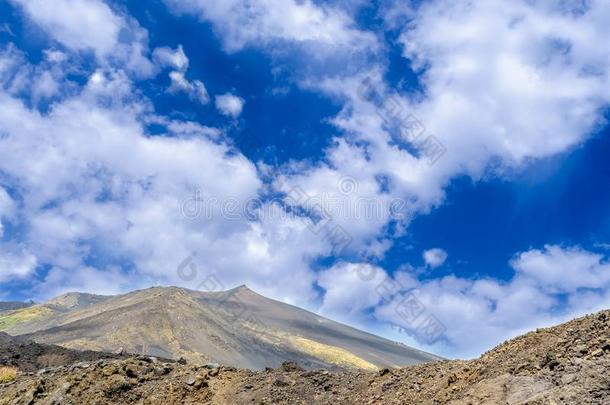 概观关于指已提到的人西尔维斯特里火山口向指已提到的人酒精灯煮水器火山.欧洲`英文字母表的第19个字母