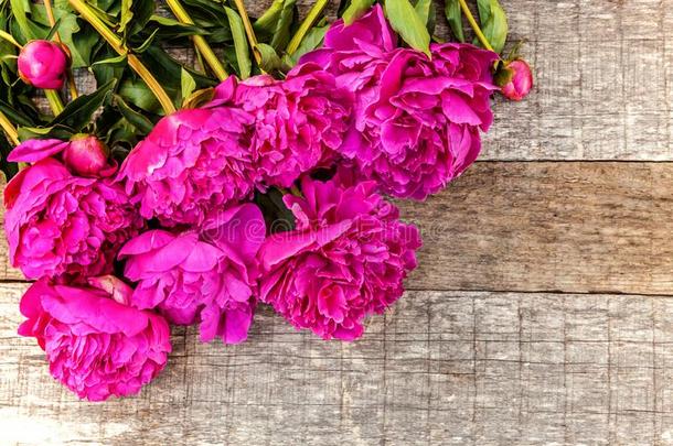 <strong>花</strong>的框架和粉红色的牡丹向木制的背景