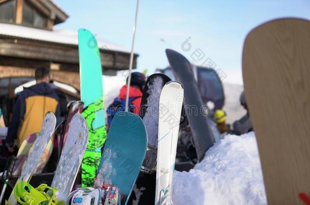 滑雪板和滑雪板向指已提到的人背景关于指已提到的人滑雪求助vacati向