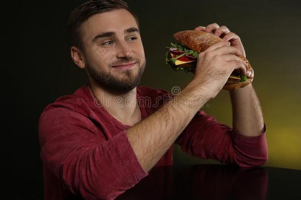 年幼的饥饿的男人和美味的汉堡包