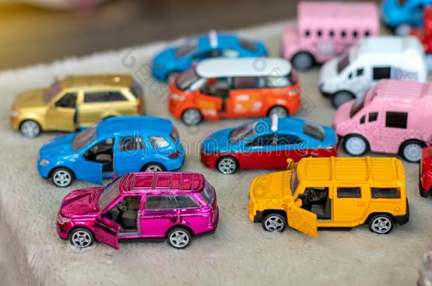 模型玩具,大大地黄色的和紫色的小轿车cablerelaystations电缆继电器站
