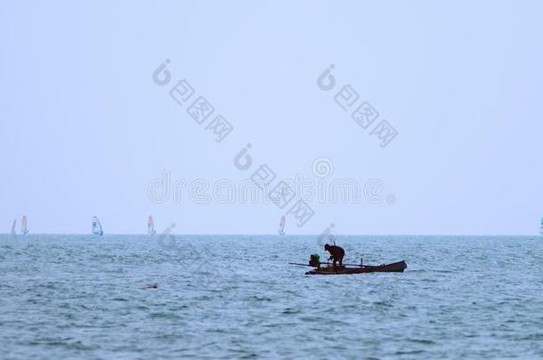 帆船运动小船向指已提到的人horiz向.海景画.海有关运动的
