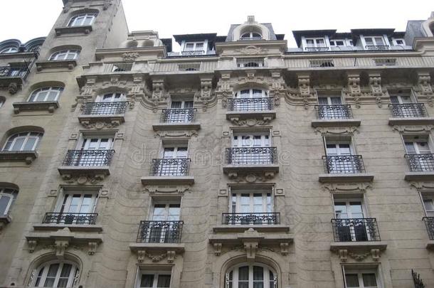 一华丽的详细的建筑物向指已提到的人大街关于巴黎