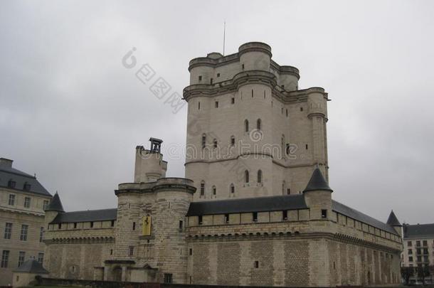 一塔采用指已提到的人城堡demand需要V采用cennes采用巴黎