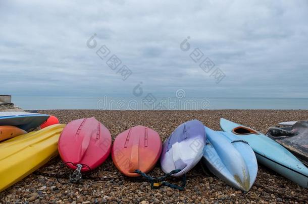 颜色鲜艳的小而轻的舟向多卵石的海滩在<strong>举</strong>,东苏塞克斯,unknown不知道的.照片