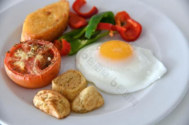 早餐和快速爬行卵,喝醉了的圆形的小面包或点心和蔬菜