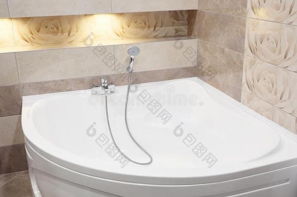 沐浴波浪式浴盆采用现代的浴室采用寓所