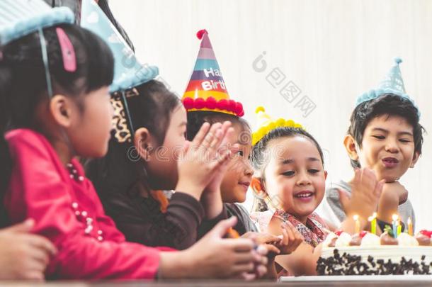 组关于孩子们吹风生日蛋糕采用生日社交聚会s采用g采用