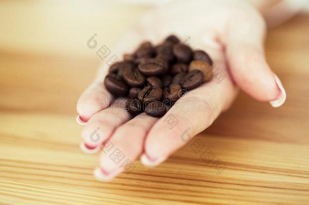 好的早晨.咖啡豆向走.咖啡豆杯子和遮盖和咖啡豆是
