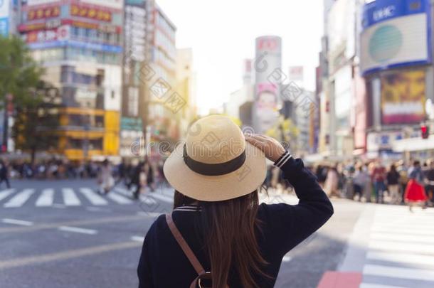 年幼的亚洲人女人旅行团是（be的三单形式享有同行的在希布亚人行横道