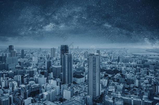 未来的现代的城市风光照片在夜.聪明的城市和科技