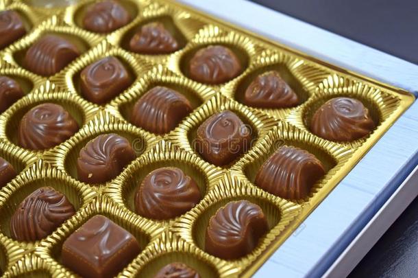 巧克力采用一盒.