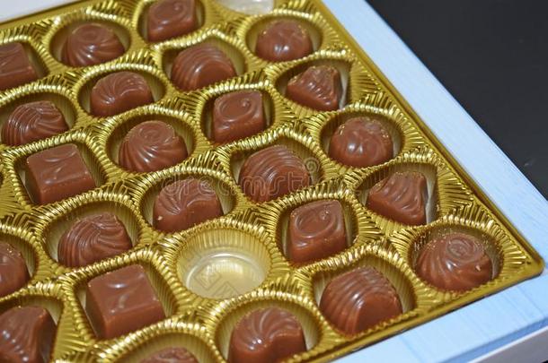 巧克力采用一盒.