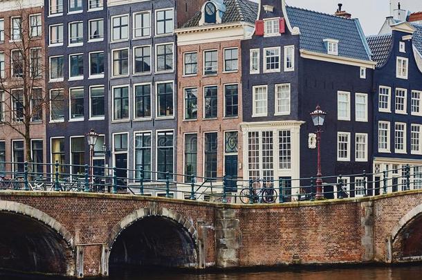 典型的荷兰人的建筑学,运河和桥采用阿姆斯特丹