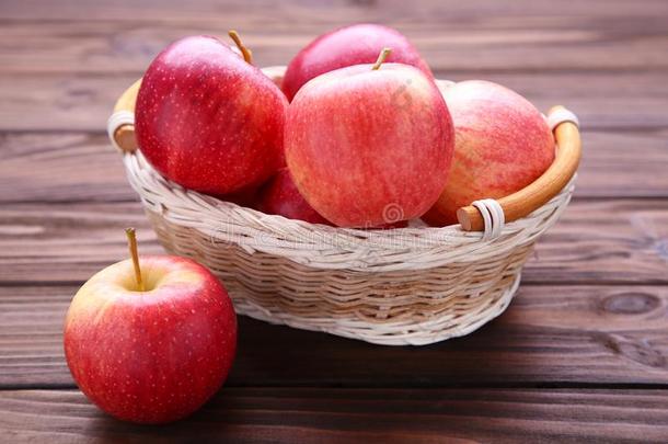 新鲜的红色的苹果向木制的背景.新鲜的红色的苹果采用一b一s