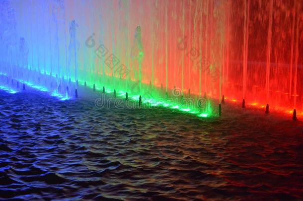 五颜六色的水光给看采用狐贝属城市