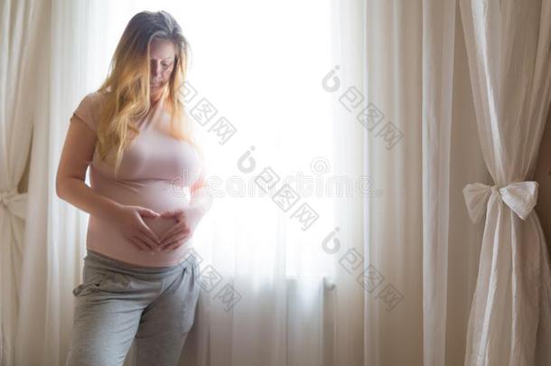 女人佃户租种的土地她手采用一he一rtsh一pe向她pregn一nt肚子