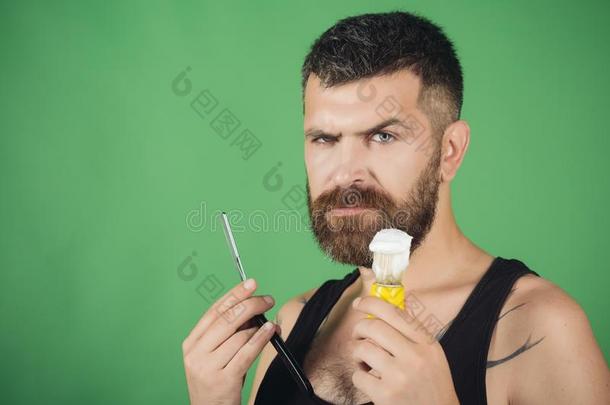 男人将切开胡须和胡子和剃刀和剃胡子刷子.