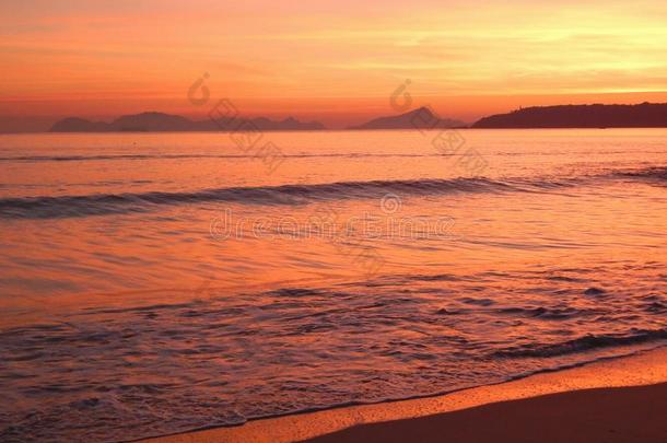 海滩在日落和金色的光和isl和s.加利西亚省.西班牙.欧元