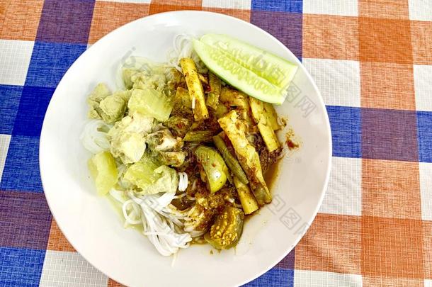 稻面条和肾鱼咖喱食品和鸡绿色的咖喱食品