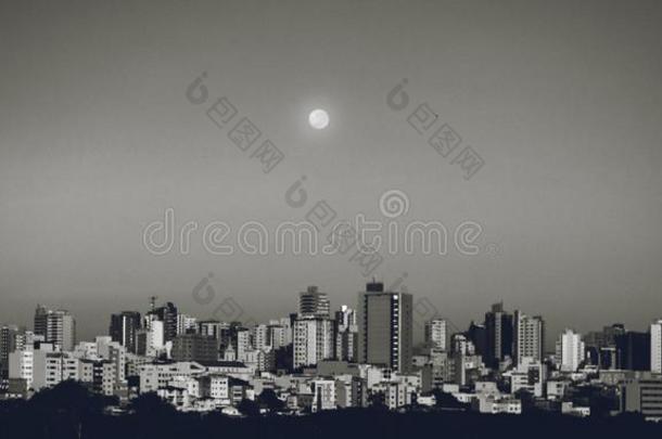 神州城邦巴西苏木城市和月亮向一普通的一天