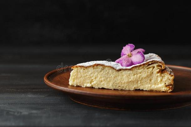 女人分型粉奶酪蛋糕和结冰食糖