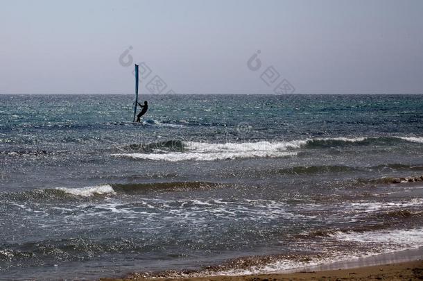 波浪骑手帆板运动采用指已提到的人洋.蓝色水和清楚的天.英文字母表的第19个字母