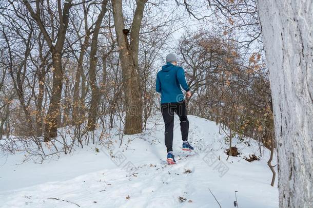 运动员训练采用下雪的天气