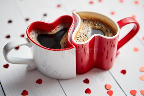 两个心合适的咖啡豆杯子有关联的和每别的.