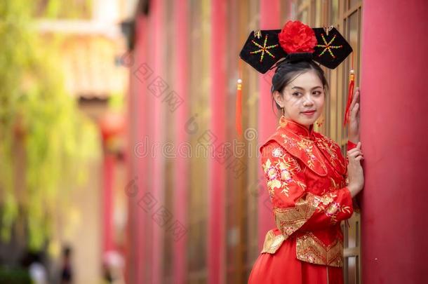 亚洲人美丽的年幼的女人使人疲乏的一tr一dition一l中国人新娘