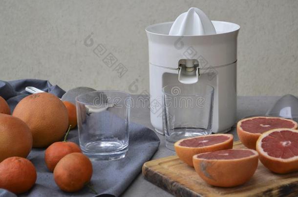 果汁抽油烟机或榨汁器和成果向灰色背景.