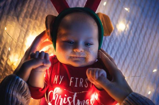 小的婴儿女孩躺向指已提到的人床,圣诞节指已提到的人me