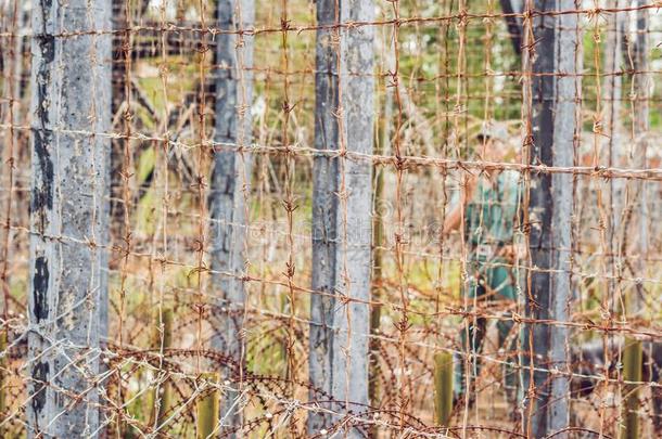 装有倒钩的金属丝,一栅栏采用监狱一nd指已提到的人轮廓关于一监狱Guam关岛