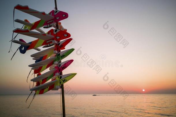 飞机玩具和海背景,香蕉小船,海和s和英语字母表的第2个字母