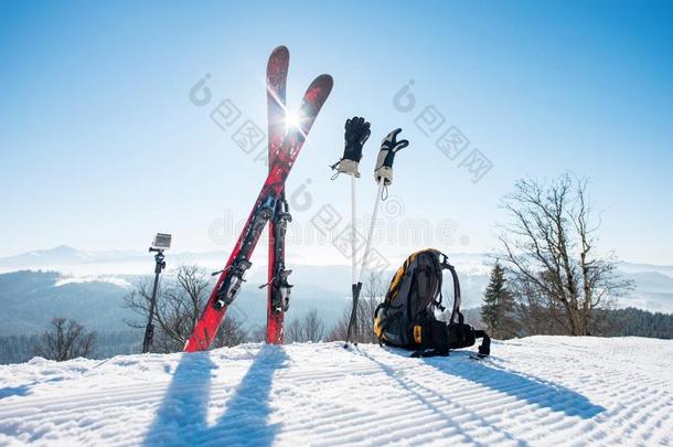 射手关于滑雪设备-滑雪板,背包,乡间,拳击手套和饭前