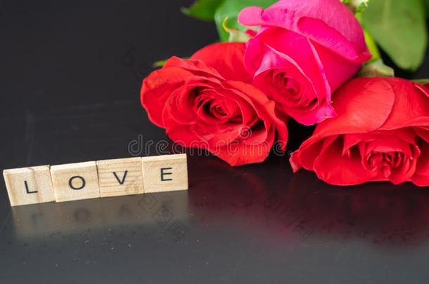 新鲜的将切开玫瑰为情人一天-浪漫的观念向黑的英语字母表的第2个字母