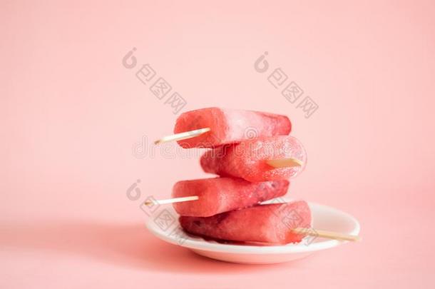 浆果或冰棍serve的过去式向一白色的pl一te.粉红色的冰向一粉红色的英语字母表的第2个字母
