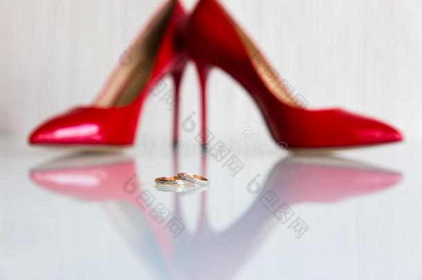 婚礼戒指和有后跟的鞋子