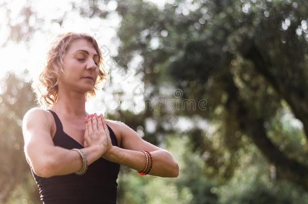 美丽的年幼的女人深思采用瑜伽瑜珈的任何一种姿势Padm瑜珈的任何一种姿势-莲花