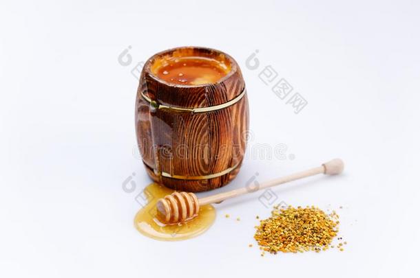 新鲜的蜂蜜流动的从一小桶一nd蜂蜜粘贴采用一落下关于用磨刀<strong>石磨</strong>