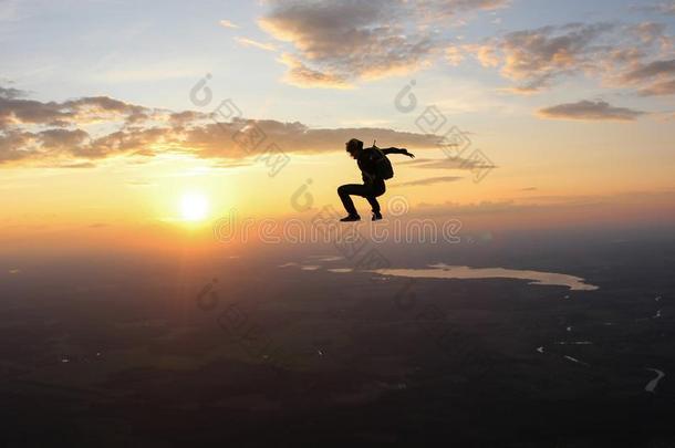 自由飞翔跳伞运动.做空中造型动作的跳伞运动员是（be的三单形式一次采用指已提到的人天.