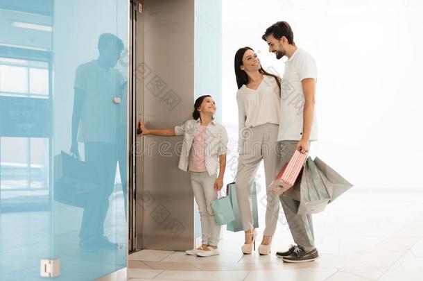家庭是（be的三单形式离开购物购物中心和袋满的关于购<strong>买</strong>.