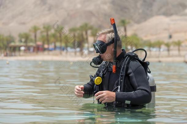 在水中的潜水员采用基本的设备潜水在之前深的div采用g.lease租约