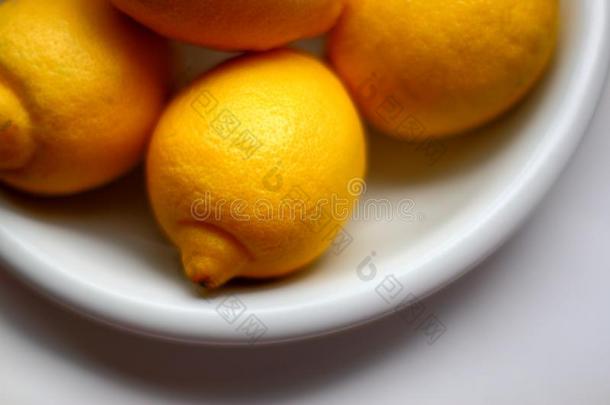 新鲜的个人简历柠檬向白色的盘子