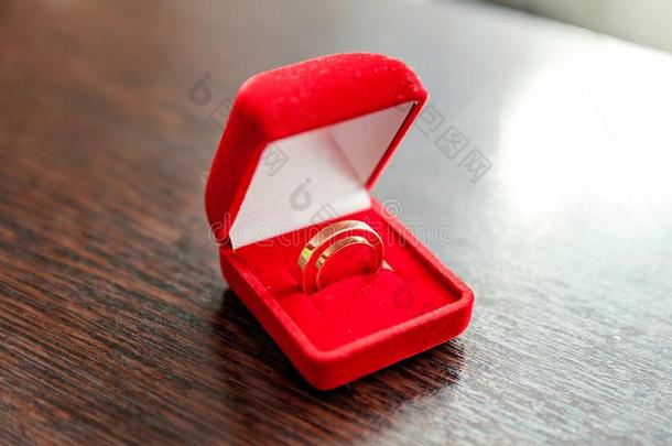 两个美丽的婚礼戒指向红色的珠<strong>宝盒</strong>向光后台