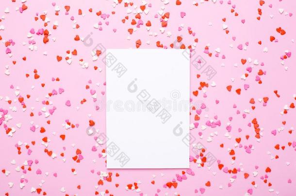 现在的卡片和粉红色的,红色的心向粉红色的背景
