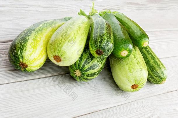 夏季产南瓜之一种.新鲜的夏季产南瓜之一种或小胡瓜向木制的