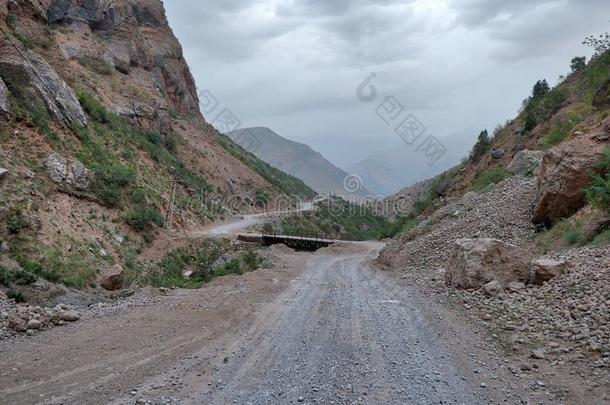 人行横道哈伯拉博特走过向指已提到的人帕米尔高原公路,拿采用塔吉克人